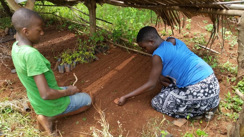 children gardening