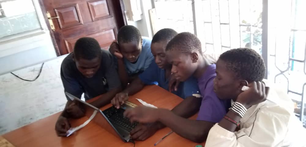 children on laptops