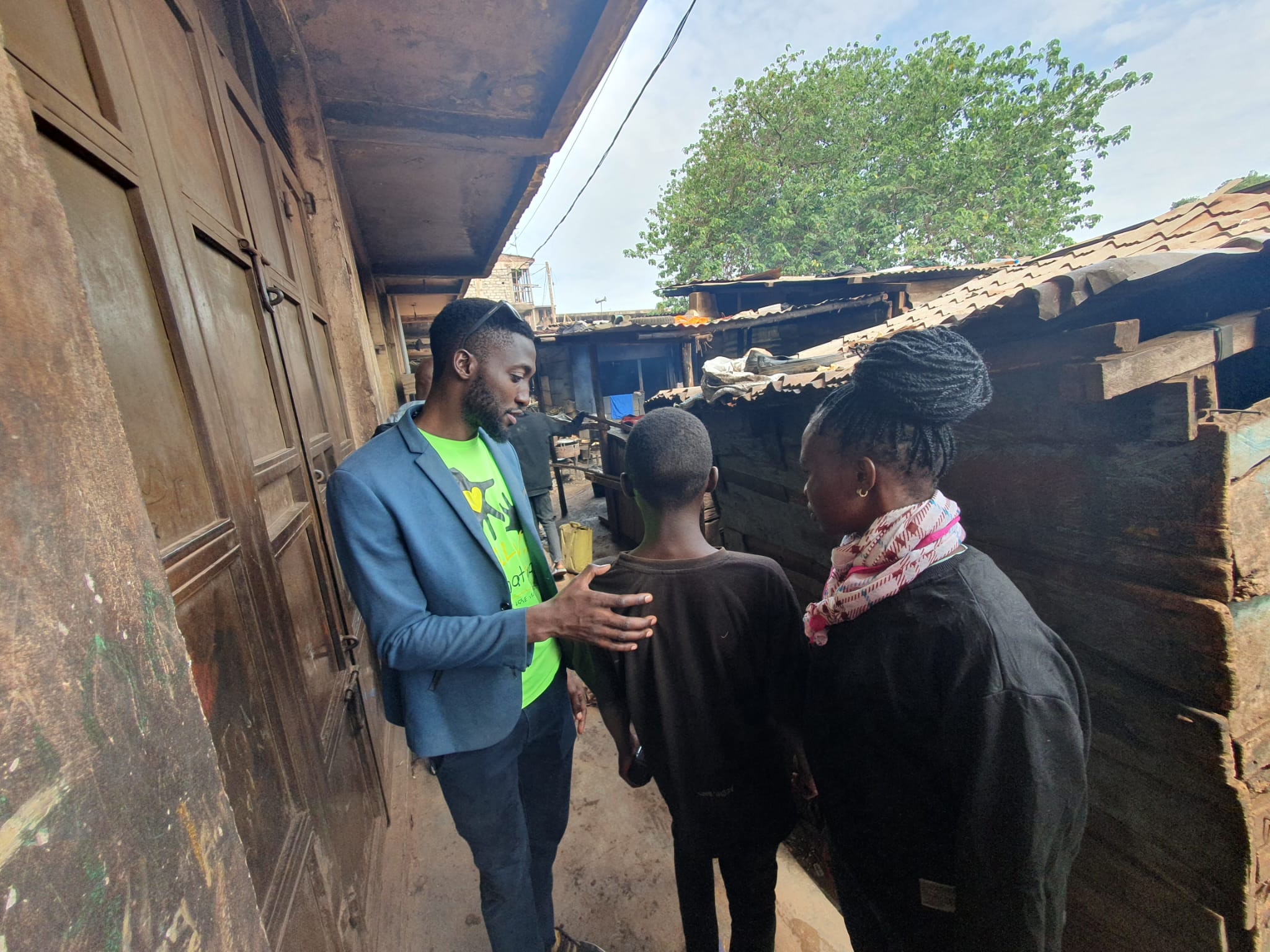 A SALVE social worker is talking to a child who is on the streets